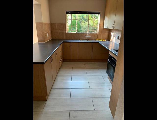 3 BEDROOM TOWNHOUSE FOR SALE IN HEUWELSIG ESTATE